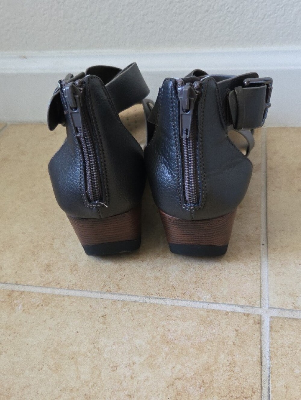EASY STREET Rosa Crisscross Wedge Sandals Charcoal Sz 7.5WW Comfy Cushioned - Picture 4 of 15